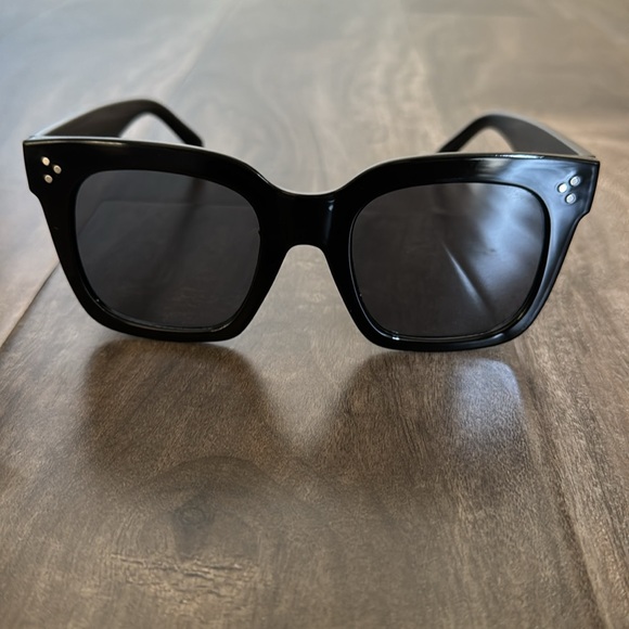 Sunglasses Bundle 🕶️ - Picture 6 of 7